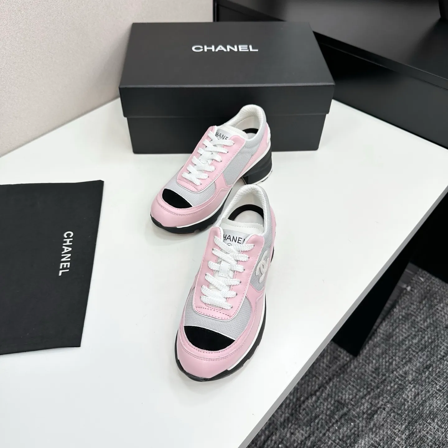 👟👟Ex-factory price 640👟👟Chanel Panda Shoes! 2025 counter's top casual sports shoes. This classic design; the upper is electro-embroidered with a variety of techniques; the outsole is fashionable and sporty; the unusual inclusion of a variety of color matching elements... The diversified mix and match is very good-looking and versatile, and can be used for leisure, fashion, sports, and outdoor... ꫛꫀꪝ Go➫ Materials: ❶Upper made of: original imported first-layer silk cowhide + original waterproof cloth + original first-layer cowhide ❷Inner lining: Original Yangli+wang ❸ Outsole based on: Original TPU combination outsole Counter boutique packaging complete set for women 35–41